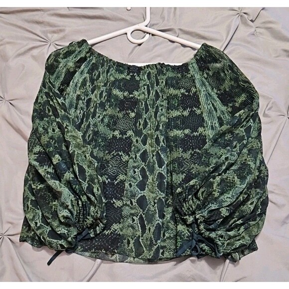 Wilfred Aritzia Talence Blouse Green & Black Python Snake Print Pleated size S - Picture 4 of 6